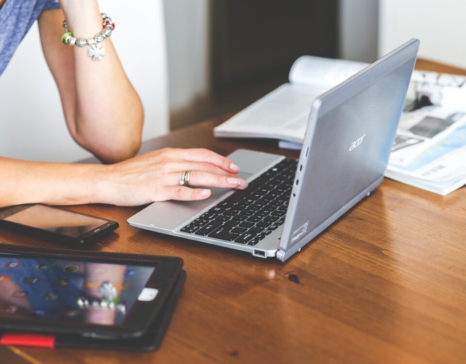 Como Escrever um TCC de Forma Prática? pessoa usando diversos gadgets