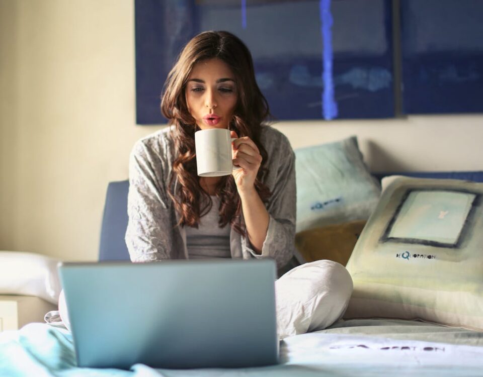Como foi a evolução da comunicação digital? mulher assistindo streaming