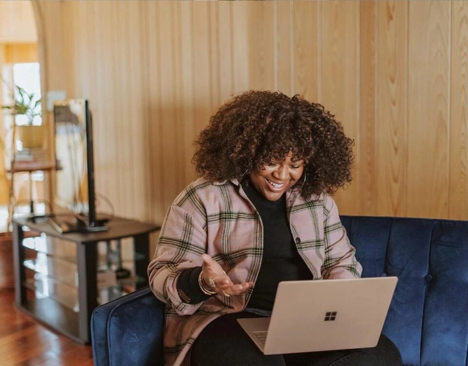 A Evolução dos Serviços Online Pós-Pandemia 6 mulher aproveitando a Evolução dos Serviços