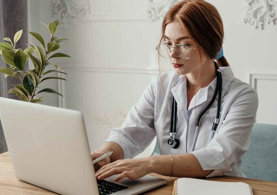 Clínicas de Saúde: atraia clientes com um site profissional mulher trabalhando em clínicas de saúde e no site