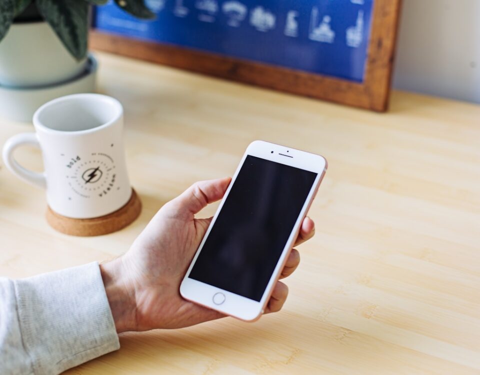 Como as escolhas afetam nosso dia a dia? person holding rose gold iPhone 6