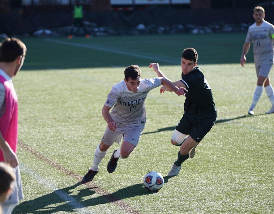 Como o Futebol Impacta a Sociedade? man playing soccer on the field