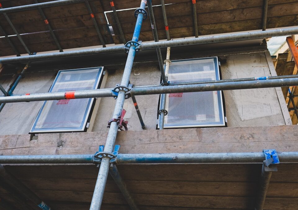 Como Resolver Problemas Domésticos Comuns? close view of scaffolding attach to the building