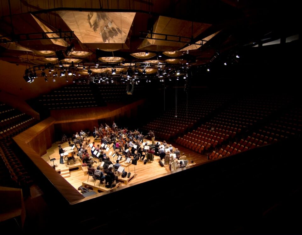 Como a tecnologia pode melhorar a experiência no teatro? Como a tecnologia pode melhorar a experiência no teatro?