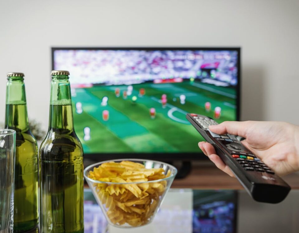 É possível economizar assistindo TV pela internet? É possível economizar assistindo TV pela internet?