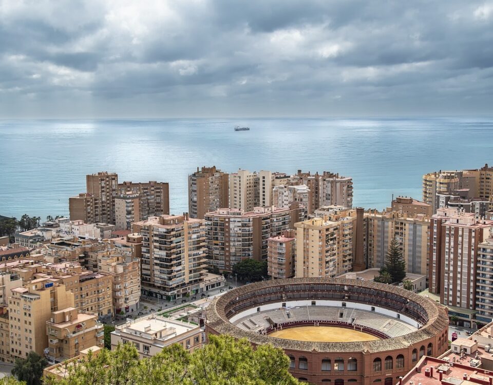 O que Fazer em Málaga? Guia para Explorar a Cidade city, buildings, sea