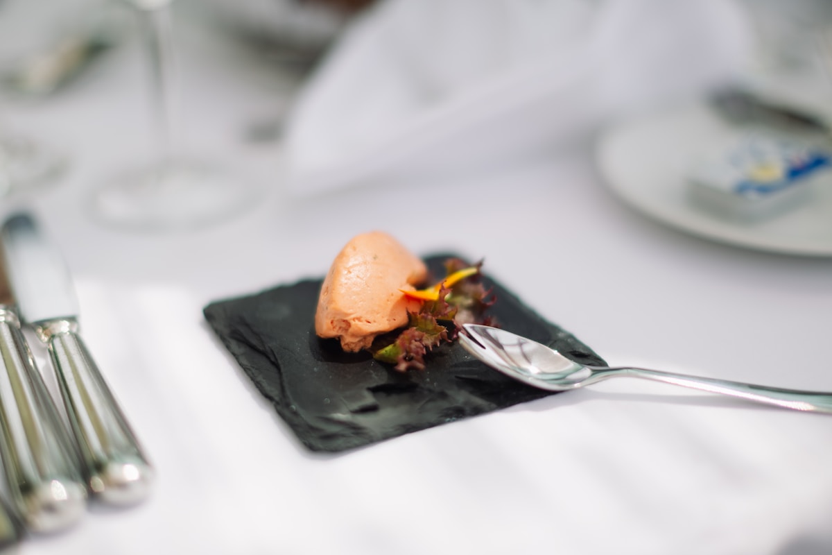 Como encontrar receitas raras com ingredientes difíceis? a plate with food on it