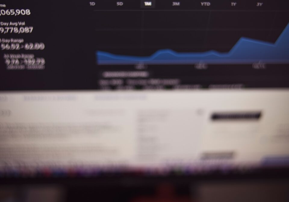 Como o score de crédito afeta a aprovação de financiamentos? black flat screen computer monitor