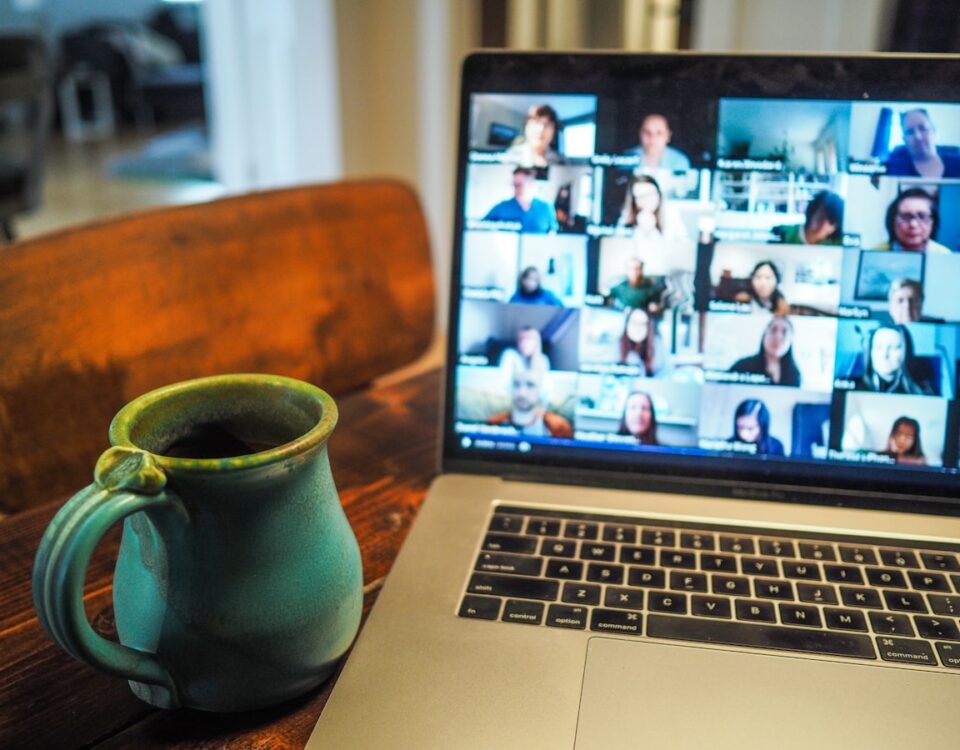 Vale a pena investir em uma faculdade online? macbook pro displaying group of people