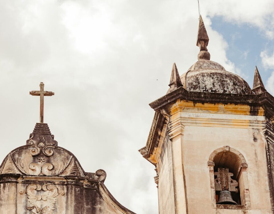 Qual cidade brasileira é ideal para turismo histórico e cultural? Low Angle Shot of the Towers of the Church of Saint Francis of Paola, Ouro Preto, Brazil