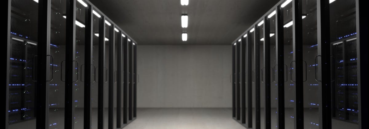 Qual a diferença entre servidor VPS e hospedagem compartilhada? Black Server Racks on a Room