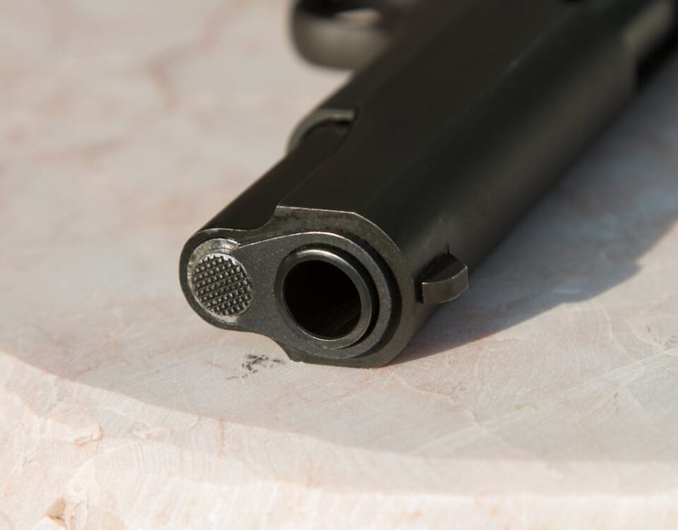Como funciona a licença para porte de arma no Brasil? Black Metal Gun on White Surface