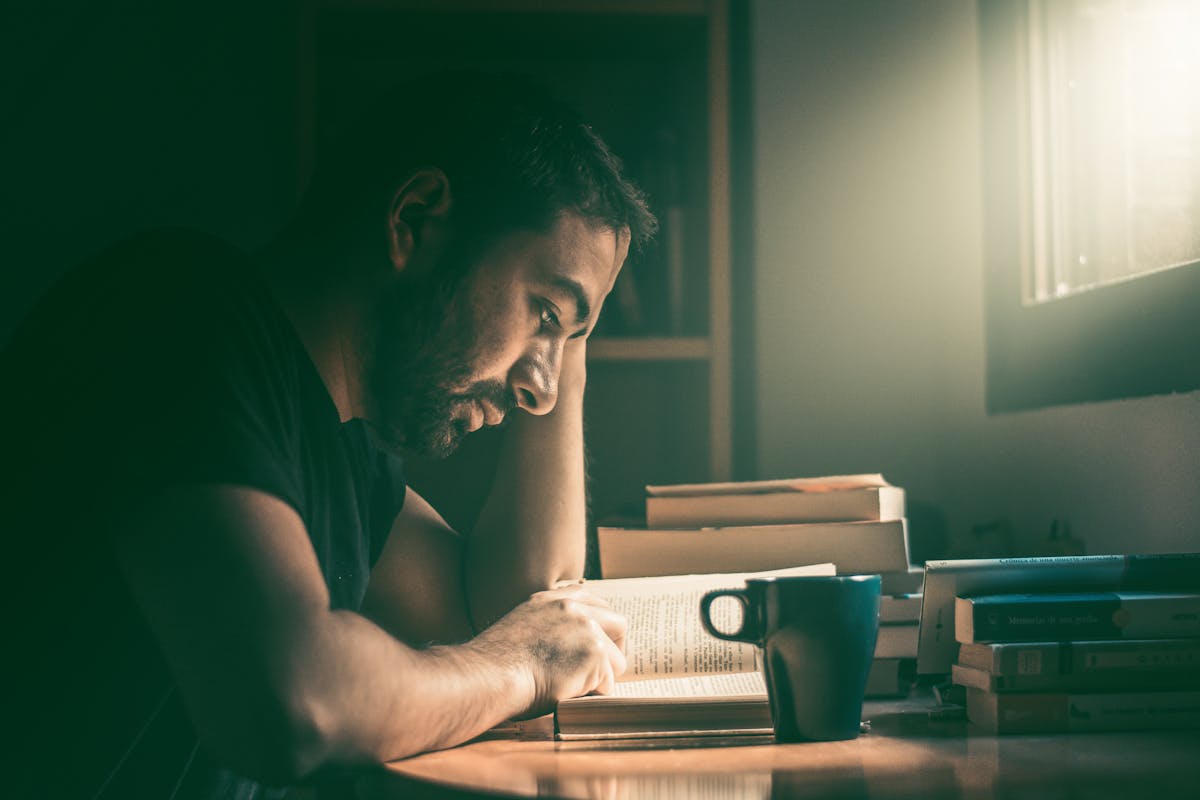 Vale a pena investir em cursos rápidos de qualificação? Photo of Man Reading a Book