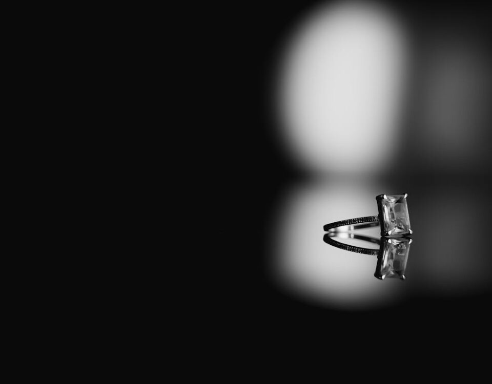 Como saber se uma joia vai valorizar no futuro? Black And White Photo Of A Ring