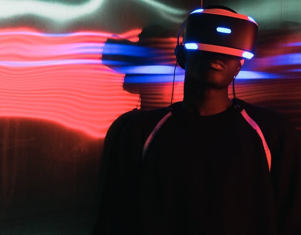 Como as tendências de 2025 vão mudar o marketing digital? Man in VR Glasses in Illuminated Room