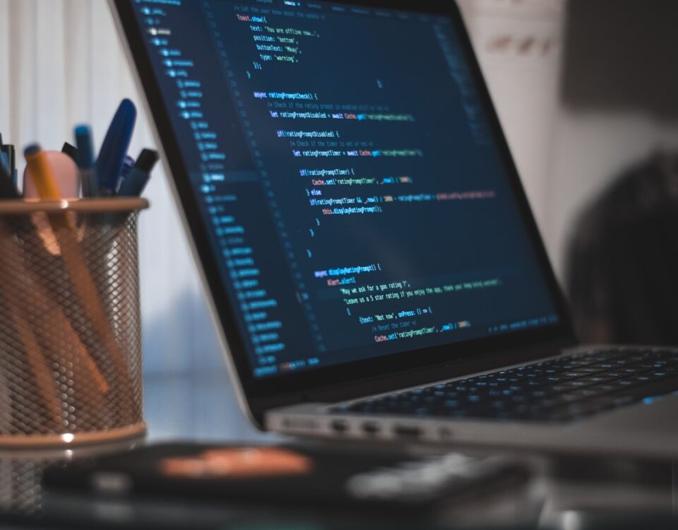 Como a IA está mudando o futuro da programação? turned on laptop computer