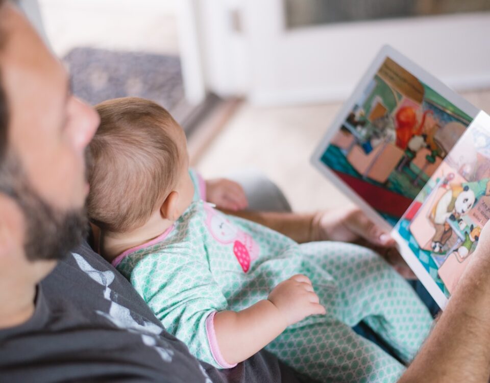 Qual livro clássico reflete melhor sua personalidade? person carrying baby while reading book