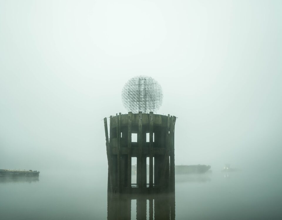 Qual é o lugar mais estranho que você já ouviu falar? gray concrete building on body of water