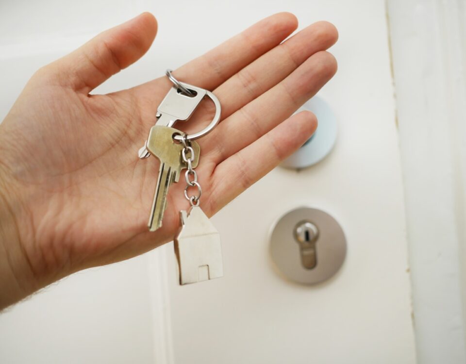 Quais fatores considerar antes de comprar seu primeiro imóvel keys on hand