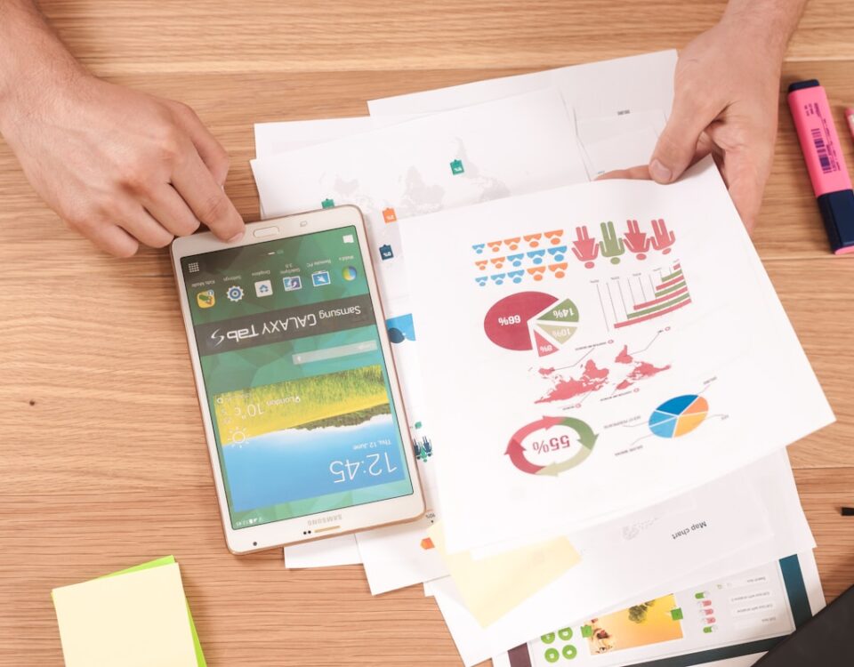 Agência de marketing digital: como encontrar a melhor opção? person holding white Samsung Galaxy Tab