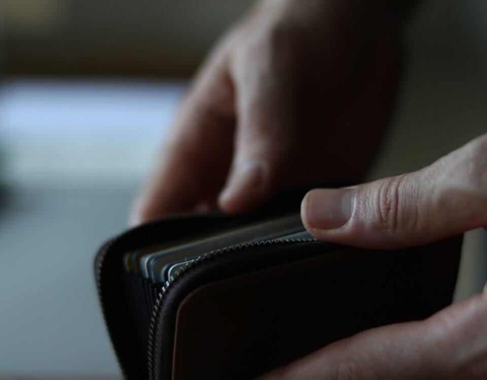 Como saber se estou no caminho certo das minhas finanças? a person holding a wallet in their hand