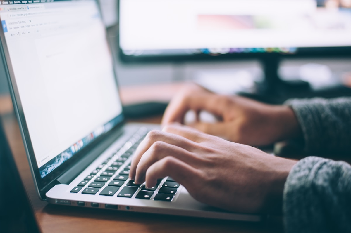 Qual o segredo para escolher a hospedagem ideal para seu site person using MacBook Pro