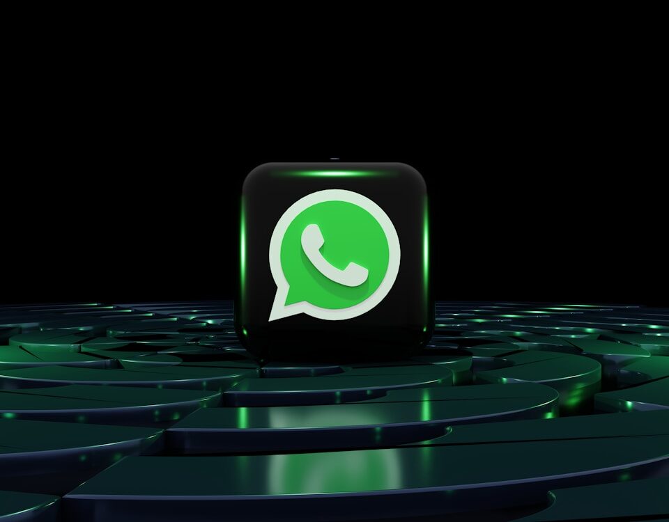 Qual é o futuro do WhatsApp Business para empresas? a green whatsapp icon sitting on top of a maze