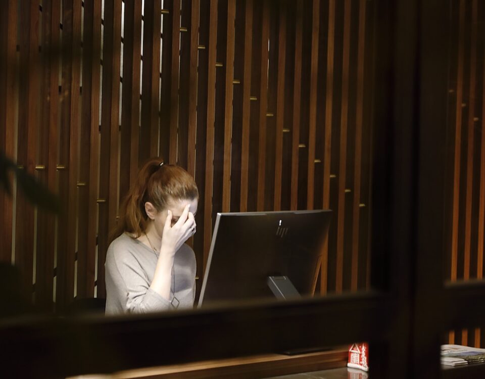 O que você mais teme no trabalho: Burnout ou depressão? a woman sitting in front of a laptop computer