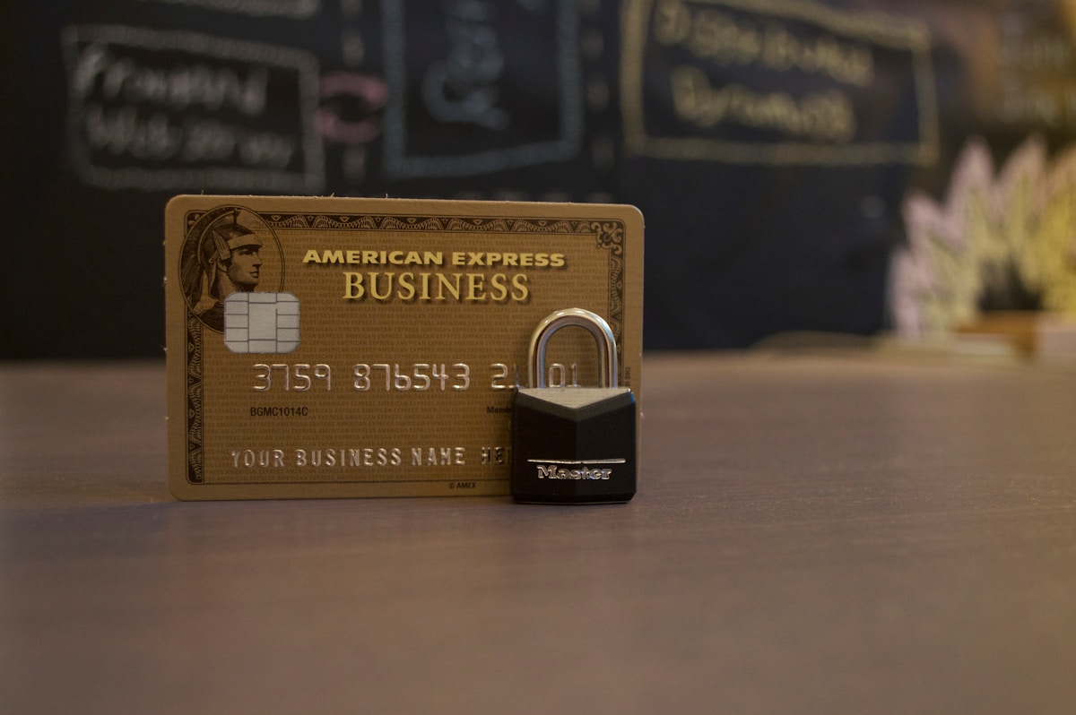 Como otimizar despesas empresariais com cartões de crédito? closeup photo of American Express Business card on brown surface