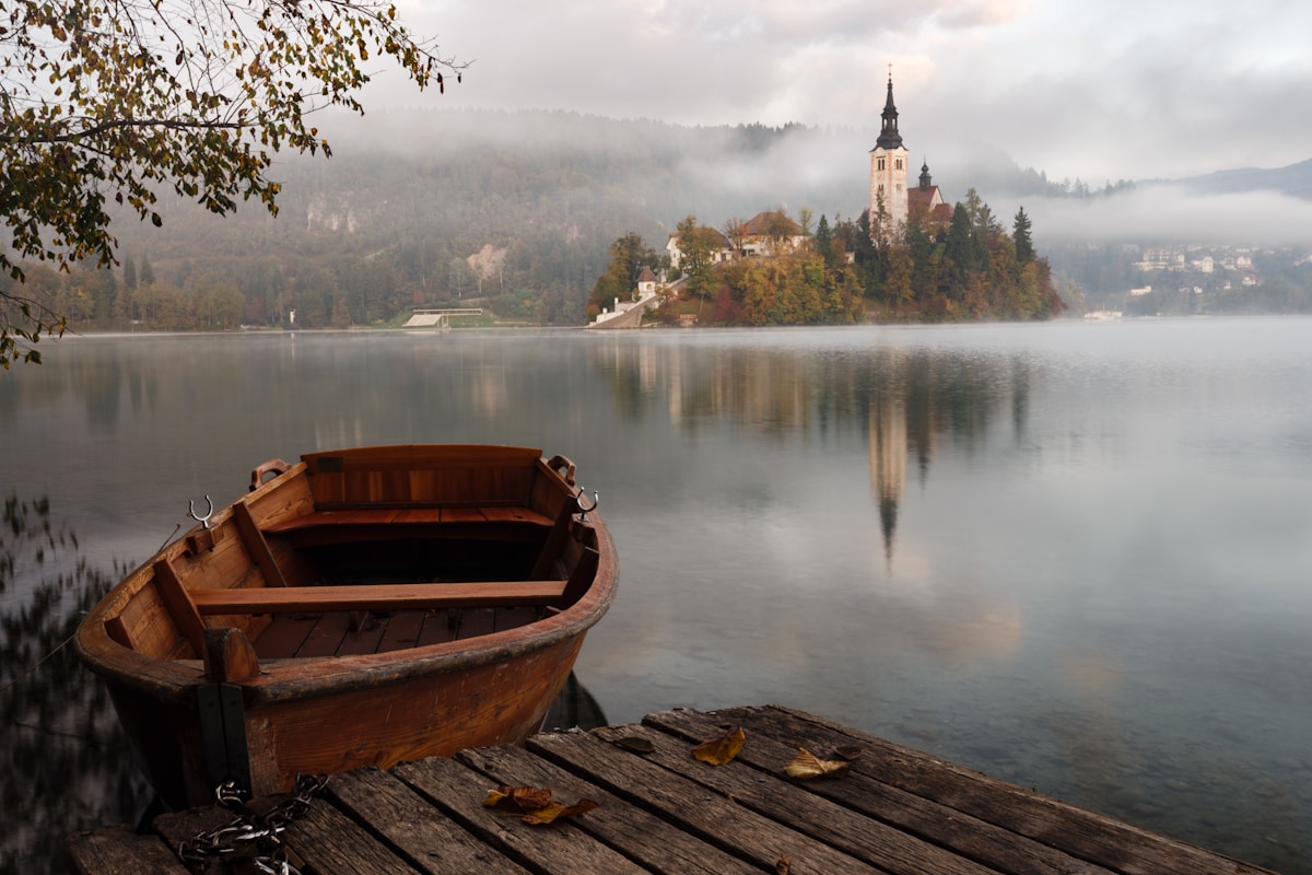 Qual é o lugar mais estranho que você já ouviu falar? brown wooden boat floating on body of water