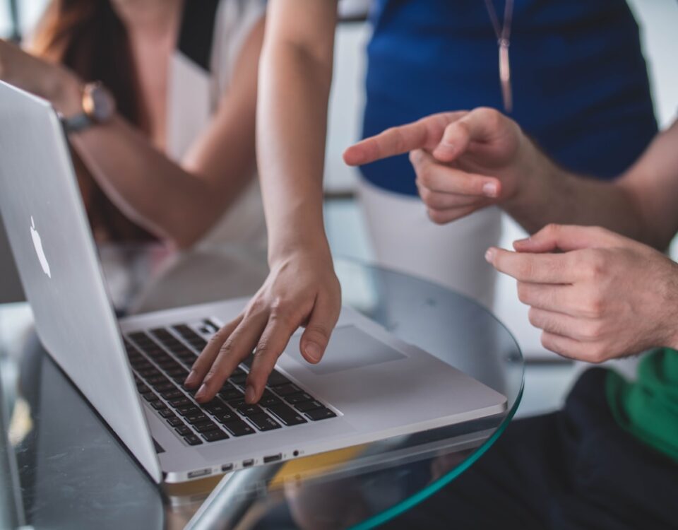 Chatbots são realmente eficazes no atendimento ao cliente? person touching and pointing MacBook Pro