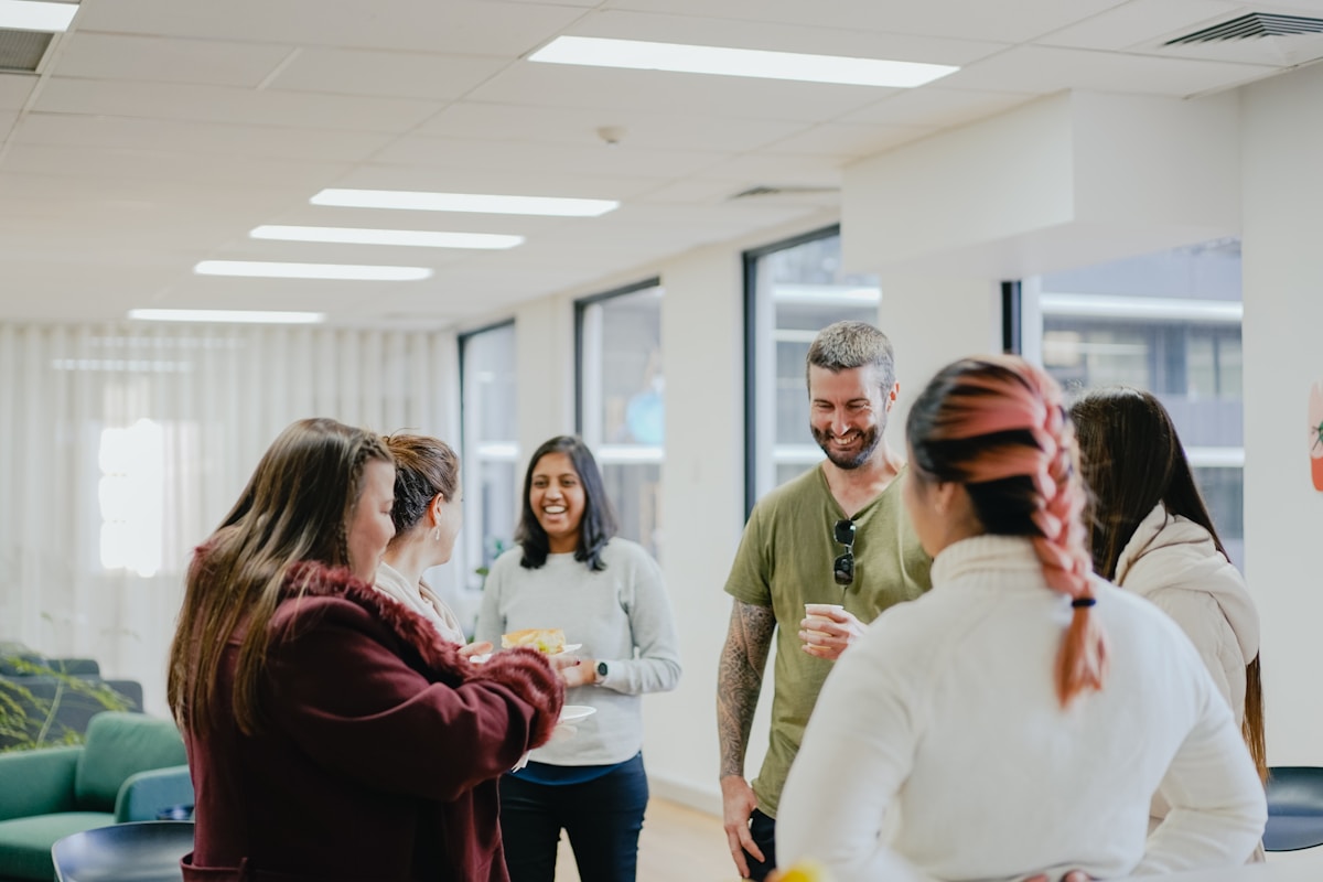 Como lidar com polêmicas em momentos de crise? a group of people standing in a room