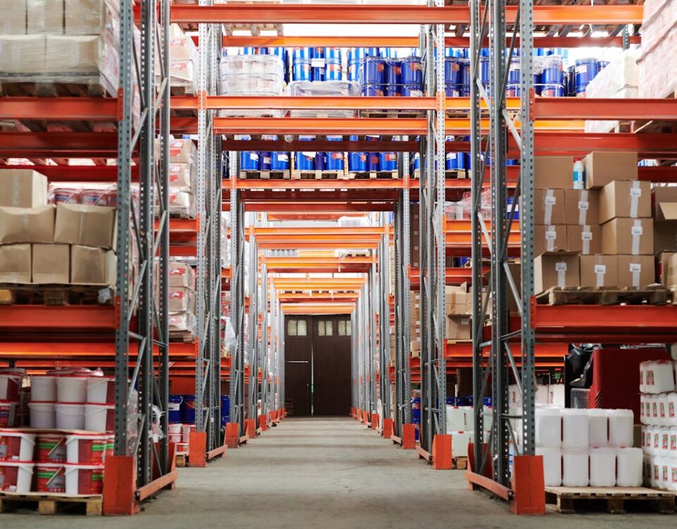Como Planejar o Estoque para a Temporada de Vendas de Final de Ano Wide angle view of a warehouse with stocked shelves and boxes.