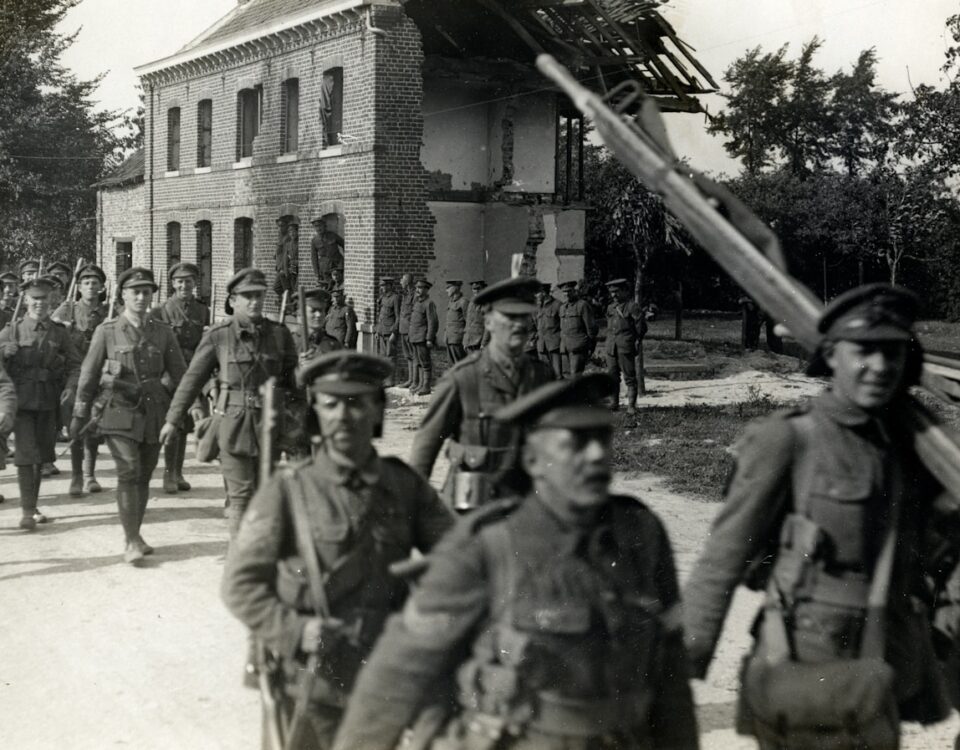 Qual é a arma mais usada na história militar? grayscale photography group of soldier walking outdoors