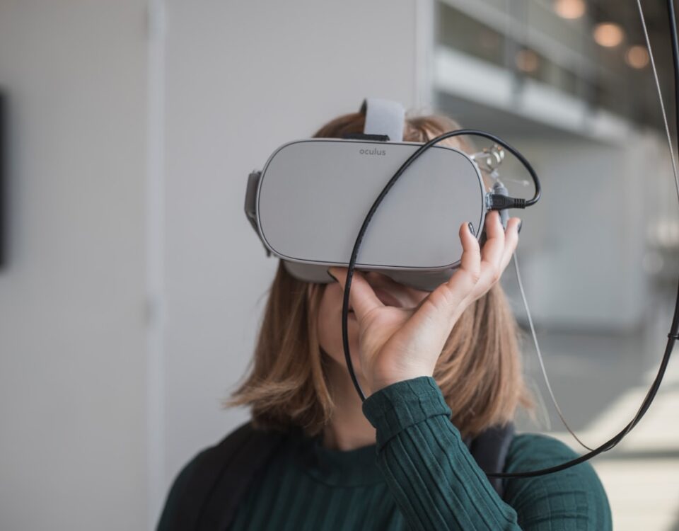 Como a tecnologia pode auxiliar na recuperação de dependentes químicos woman in black sweater holding white and black vr goggles