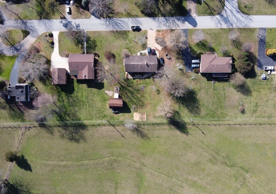 Investir em imóveis urbanos é seguro atualmente? an aerial view of a neighborhood in a rural area