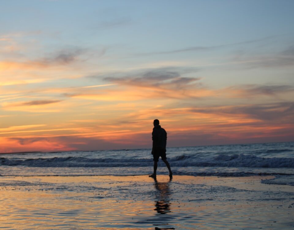 O que define um condomínio pé na areia de alto padrão? silhouette of man walking on seashore