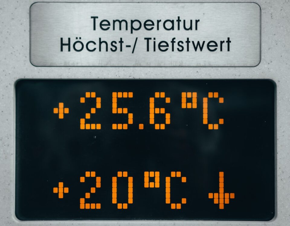 Como funciona um datalogger de temperatura e umidade? black and silver digital device