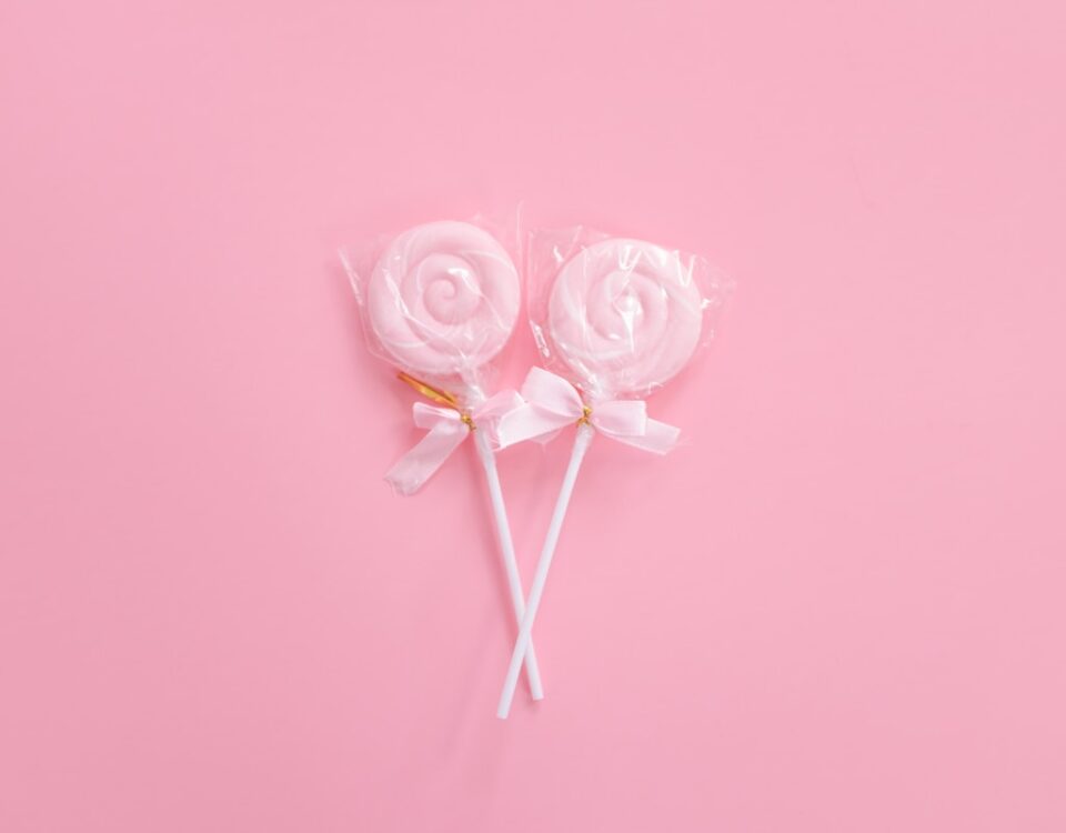 Qual a mágica por trás da produção de doces autorais? two pink candyes
