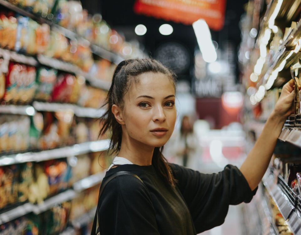 Como prever demandas de vendas com mais precisão? woman selecting packed food on gondola