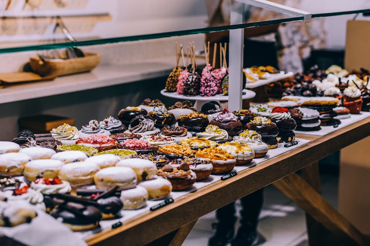 O que diferencia um buffet de qualidade em eventos? A tempting display of various donuts and pastries in a bakery. Ideal for food lovers and culinary enthusiasts.