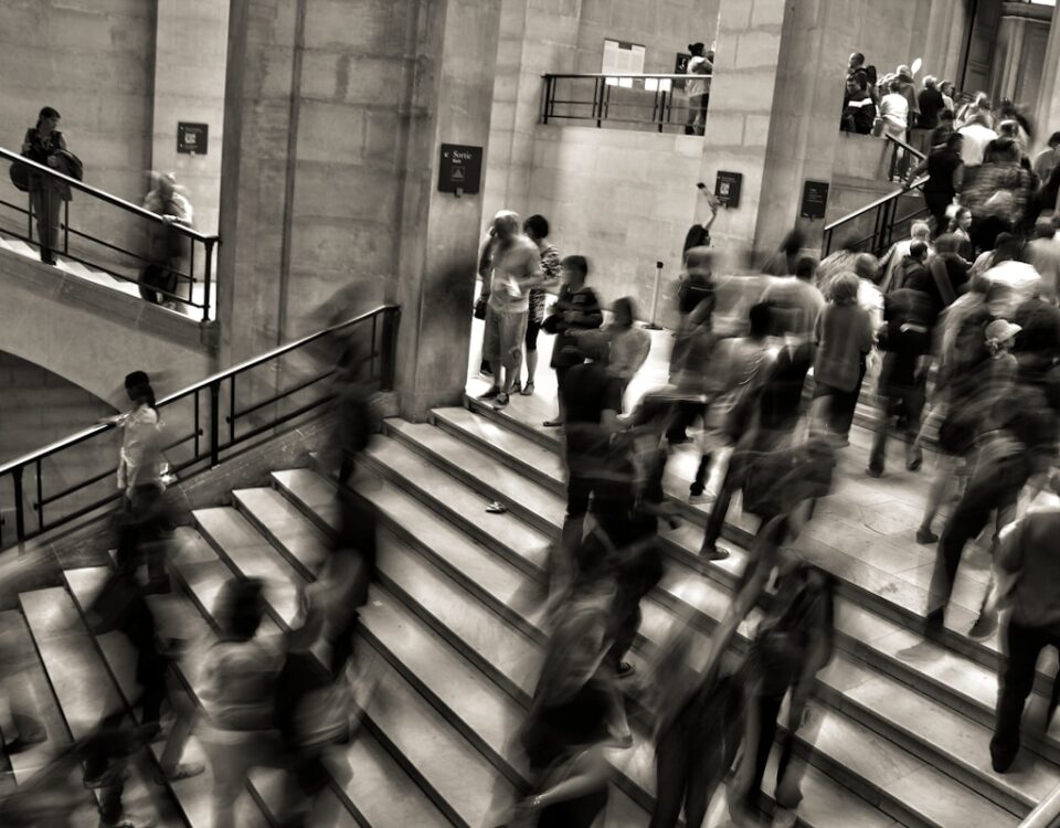 Como elementos simples podem transformar grandes operações? group of people walking on the stairs