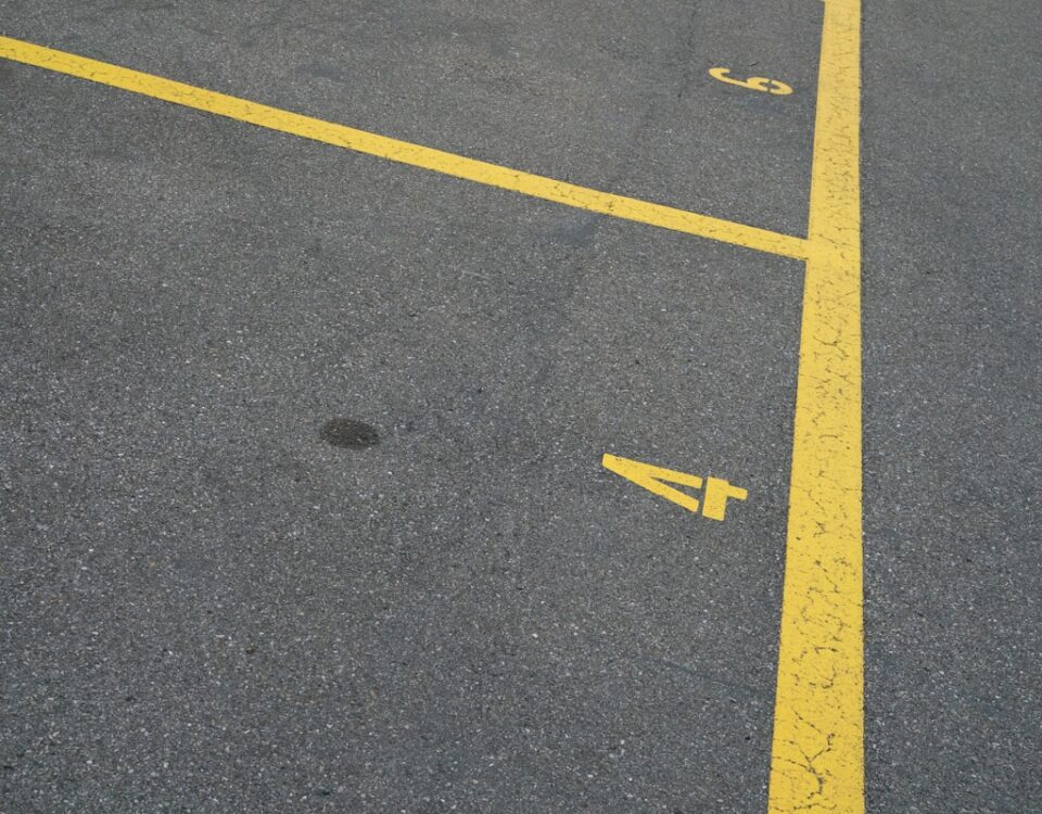 Qual a melhor tinta para sinalização de estacionamentos? grey and yellow illustration
