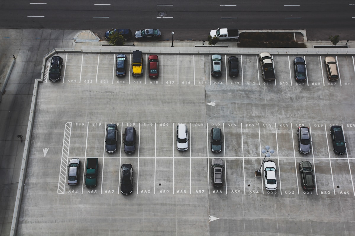Qual a melhor tinta para sinalização de estacionamentos? aerial view of cars parked on parking lot
