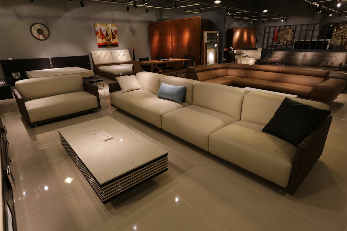 Qual móvel de luxo combina com sua personalidade? Elegant living room showcasing modern furniture with plush sofas and ambient lighting.