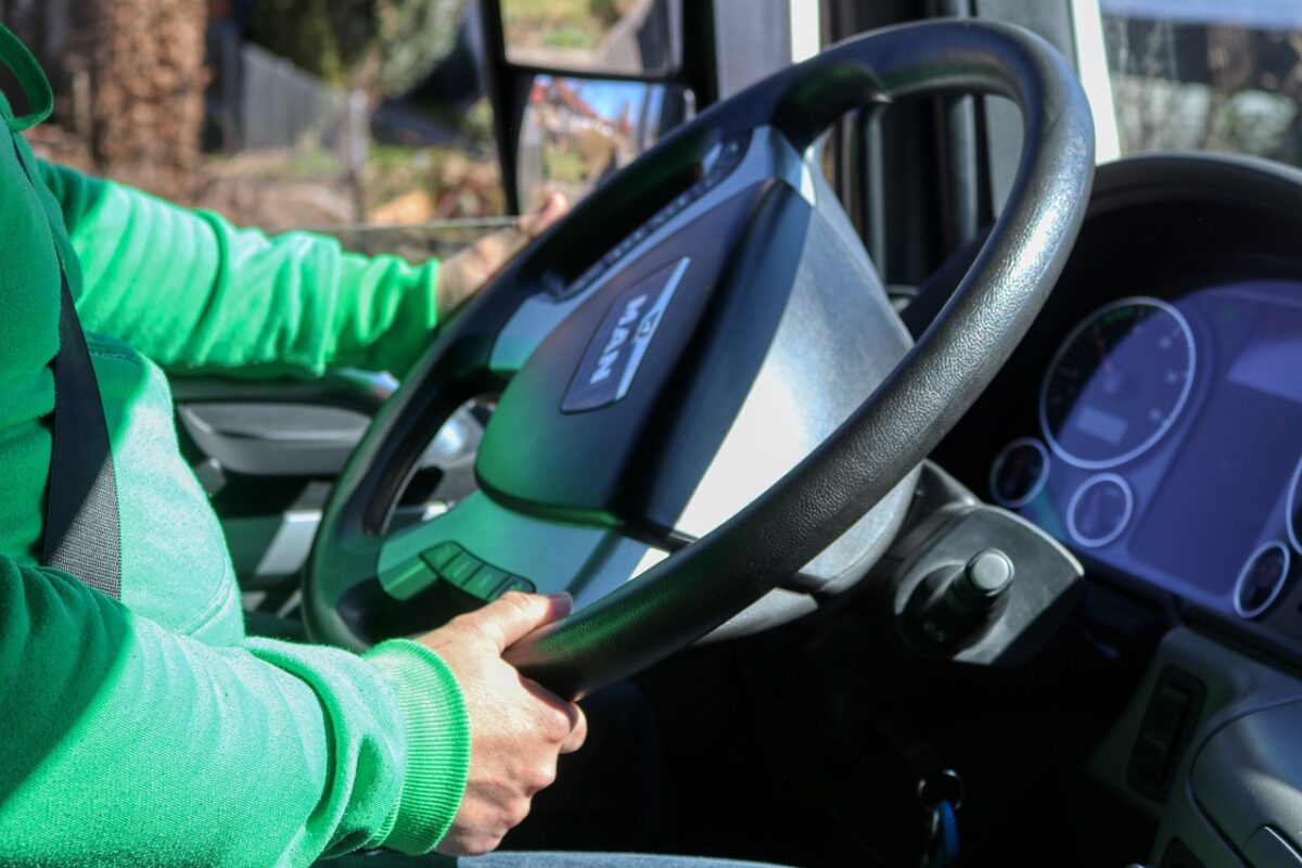 Quantas categorias de CNH existem no Brasil? truck, driver, transport