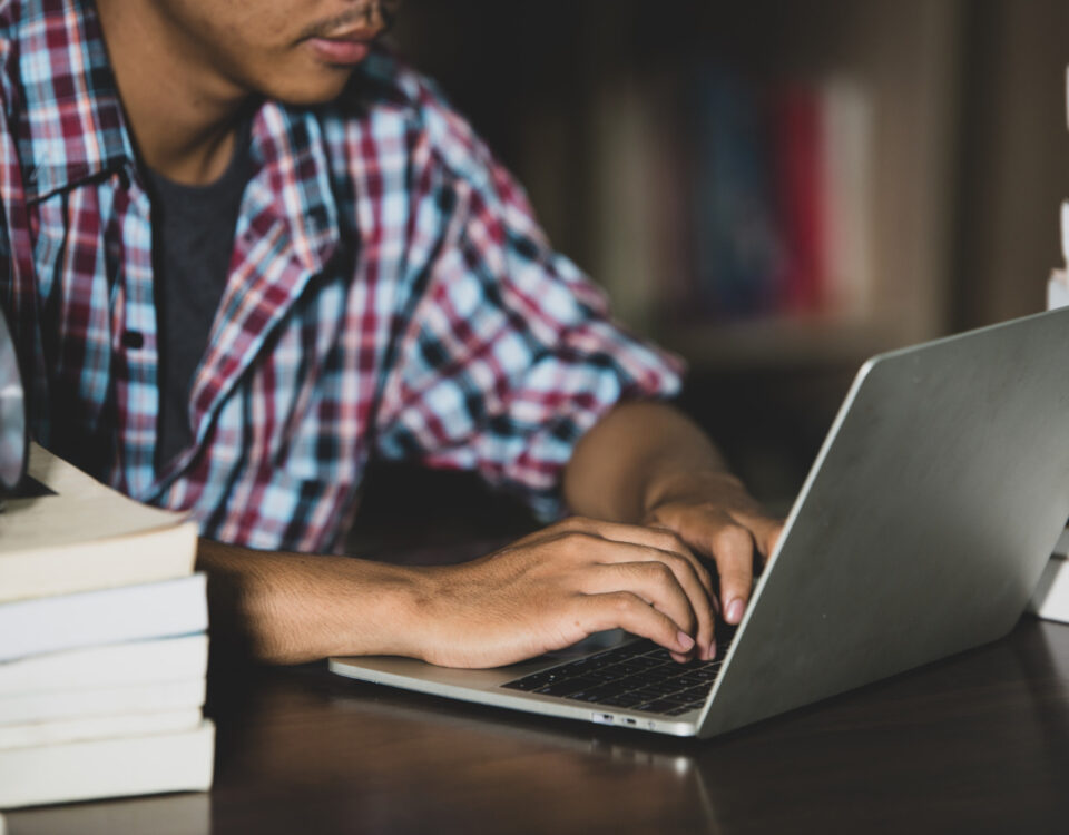 Qual a melhor forma de aprender algo sem gastar nada? Qual a melhor forma de aprender algo sem gastar nada?