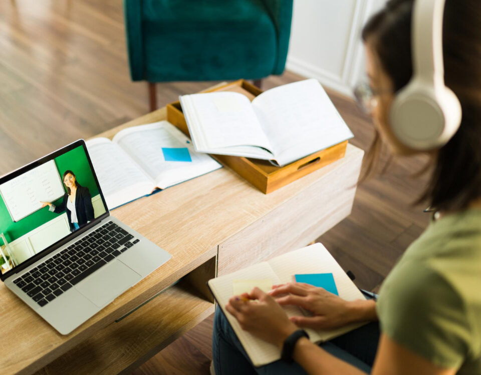 Como escolher a melhor opção de estudo a distância? Como escolher a melhor opção de estudo a distância?