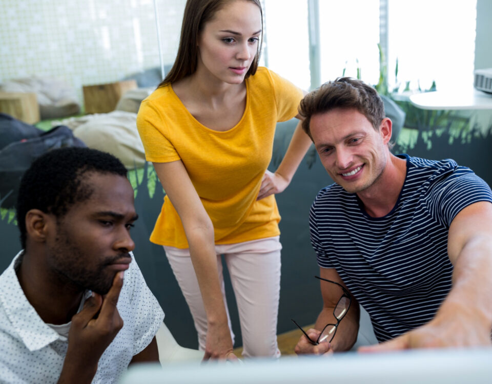 Como as relações humanas moldam o ambiente de trabalho Como as relações humanas moldam o ambiente de trabalho
