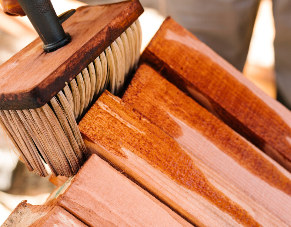 Antes e depois da raspagem de madeira que valoriza